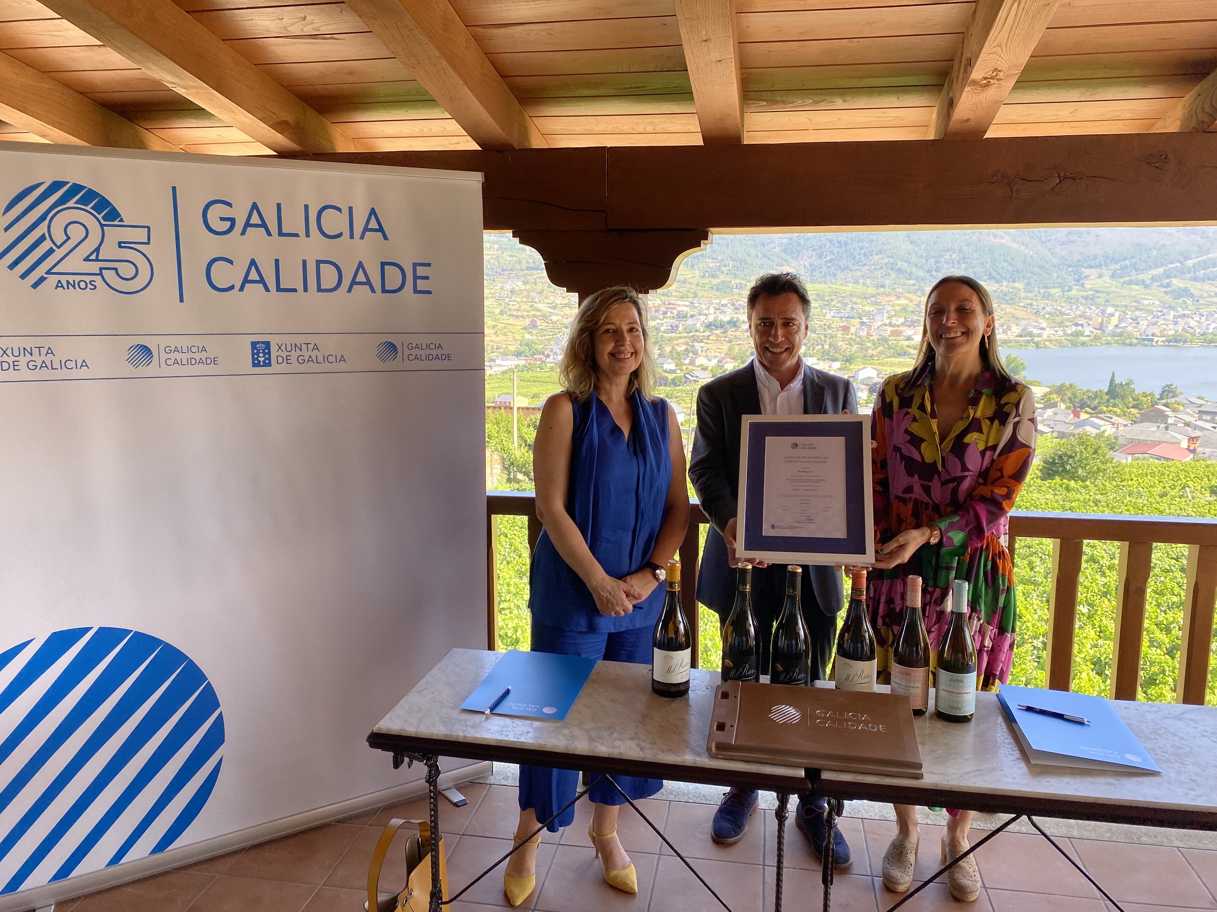 Galicia Calidade entrega o selo de garantía á adega de Petín Terriña